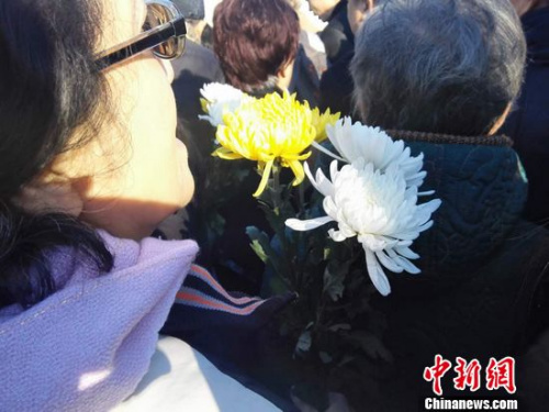 阎肃追悼会举行:群众落泪悼念有人当场晕倒（组图）