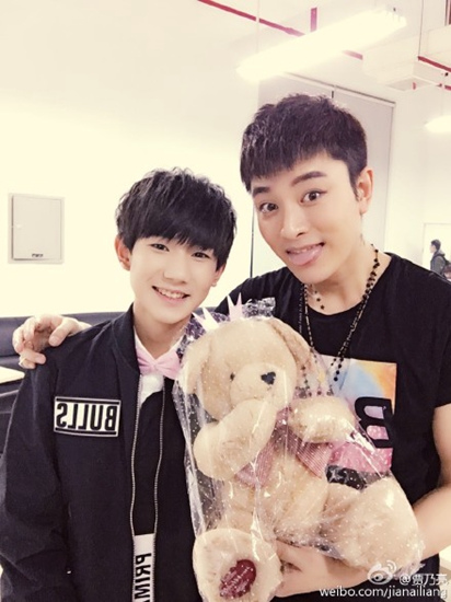 贾乃亮与TFBOYS王源合影:你太暖啦