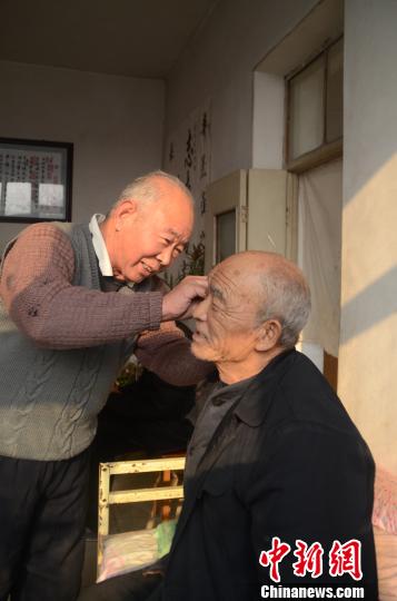 河北一乡村医生为乡亲义诊半世纪坦言再苦也值得