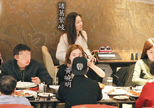 黄晓明携母游玩 与诸葛紫岐同场却不相识_综艺