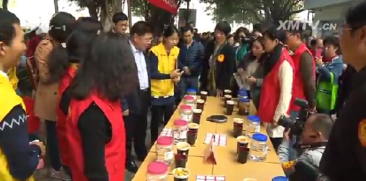 王蒙徽裴金佳到鼓浪屿参加学雷锋志愿服务活动