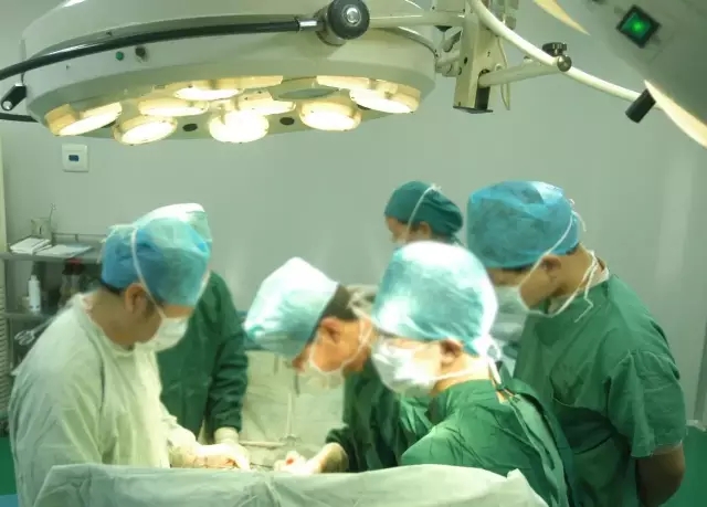 严管 | 没病的人查出病 手术台上持刀要价 民营