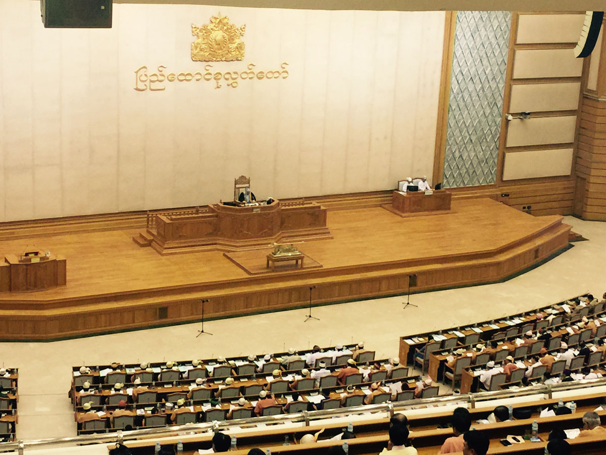 缅甸新任总统和新内阁在议会宣誓就职 昂山素