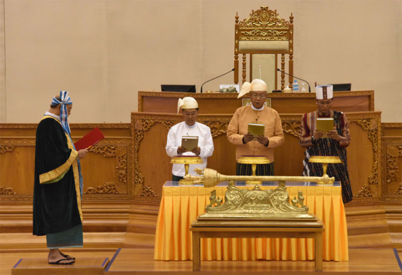 缅甸新任总统和新内阁在议会宣誓就职 昂山素