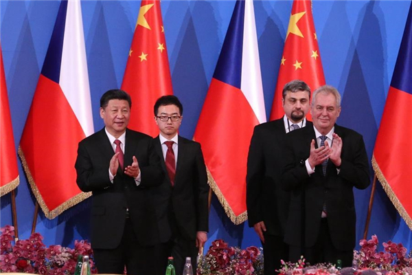 PRAGUE, March 30, 2016 (Xinhua) -- Chinese President Xi Jinping (L, front) and his Czech counterpart Milos Zeman (R, front) attend the China-Czech Economic Roundtable in Prague, the Czech Republic, March 30, 2016. (Xinhua/Liu Weibing)