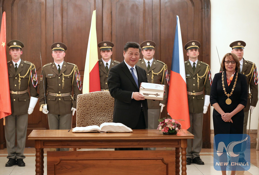 Chinese President Xi Jinping receives Key to the City while meeting with Prague Mayor Adriana Krnacova in Prague, the Czech Republic, March 29, 2016. (Xinhua/Pang Xinglei)