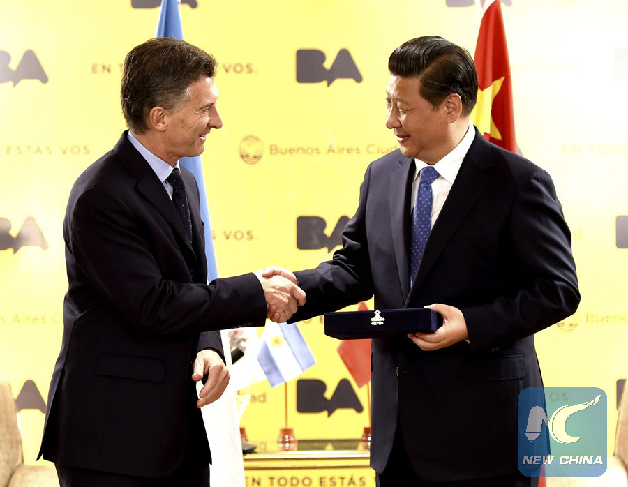 Chinese President Xi Jinping receives the Key to Buenos Aires City presented by Chief of Government Mauricio Macri in Buenos Aires, Argentina, July 19, 2014. (Xinhua/Ma Zhancheng)