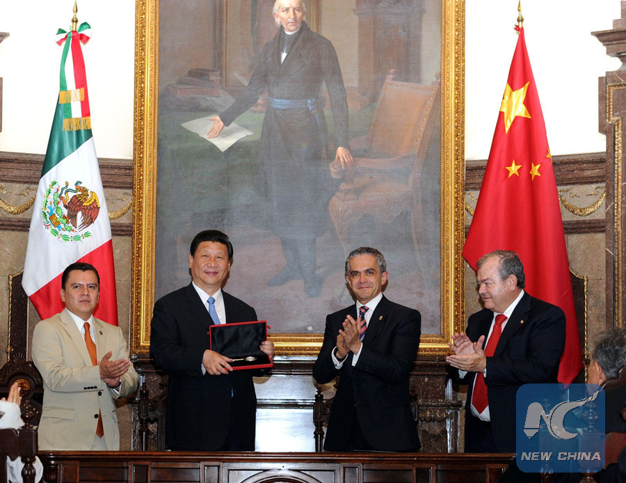 Chinese President Xi Jinping receives Key to Mexico City presented by Mayor Miguel Mancera in Mexico City, capital of Mexico, June 5, 2013. (Xinhua/Rao Aimin)