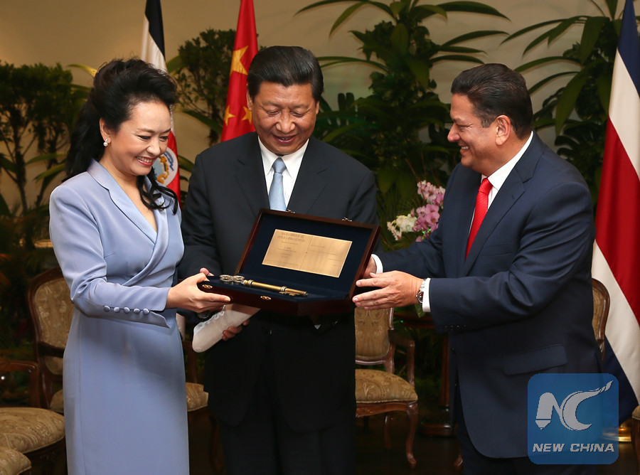 Chinese President Xi Jinping and his wife Peng Liyuan receive the Key to the City of San Jose from Mayor Johnny Araya in San Jose, capital of Costa Rica, June 3, 2013. (Xinhua/Lan Hongguang)