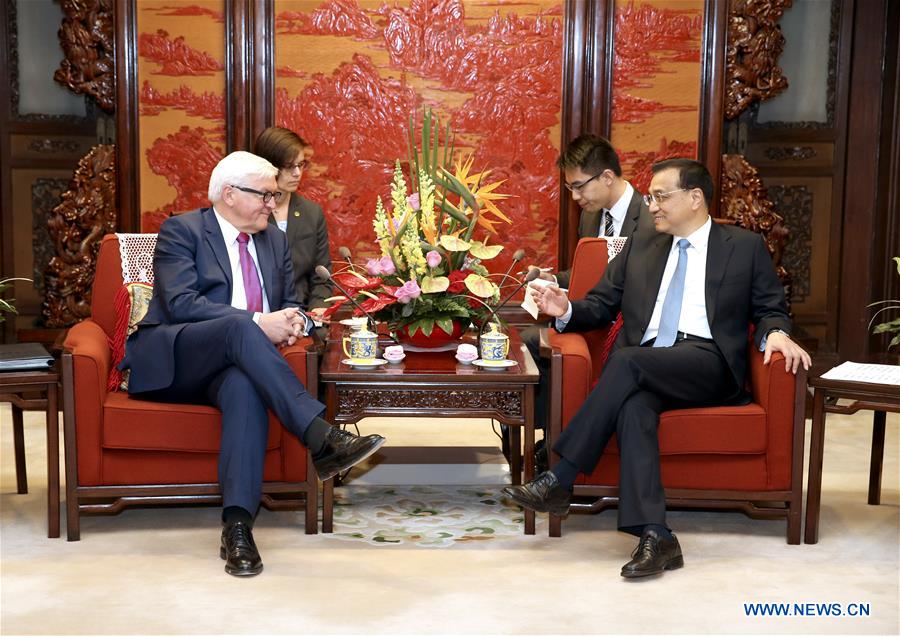 Chinese Premier Li Keqiang (R) meets with German Foreign Minister Frank-Walter Steinmeier in Beijing, China, April 8, 2016. (Xinhua/Ma Zhancheng)