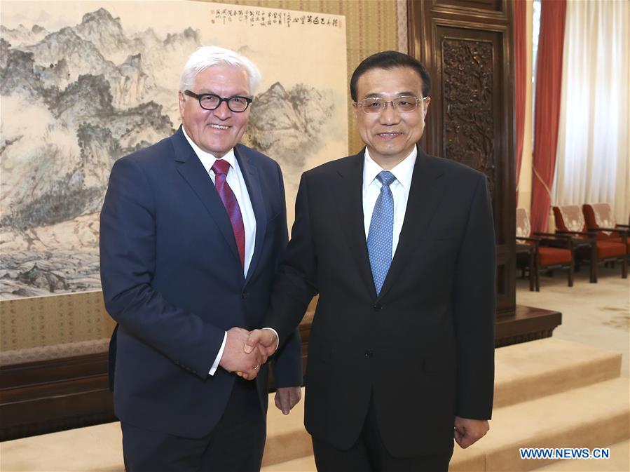 Chinese Premier Li Keqiang (R) shakes hands with German Foreign Minister Frank-Walter Steinmeier in Beijing, China, April 8, 2016. (Xinhua/Ma Zhancheng)