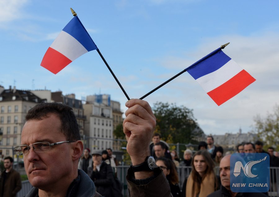 File picture on Nov. 16, 2015 shows people mourn during a one-minute silence for the victims of the terror attacks in front of the Notre Dame Cathedral in Paris, France. (Xinhua/Li Genxing)