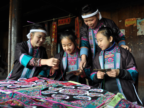 Dong ethnic group preserves traditional emroidery - CCTV News - CCTV ...