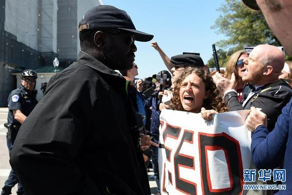 美国民众国会前示威抗议金钱政治(图)_新闻_央