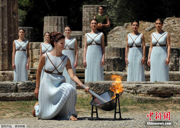 Antorcha olímpica ya está encendida y comienza su recorrido por Grecia antes de dirigirse a Brasil por el océano