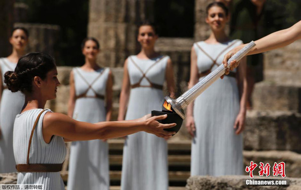 Antorcha olímpica ya está encendida y comienza su recorrido por Grecia antes de dirigirse a Brasil por el océano
