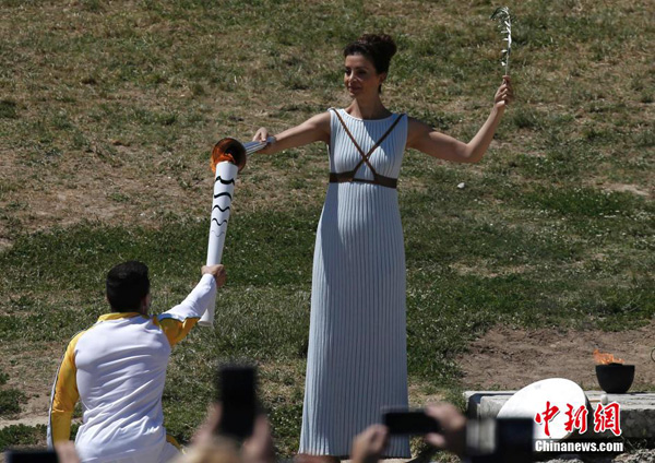 Antorcha olímpica ya está encendida y comienza su recorrido por Grecia antes de dirigirse a Brasil por el océano