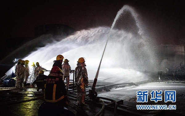 一名消防战士在靖江危化品仓储大火救援中牺牲