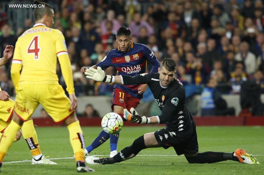 BARCELONA, April 24, 2016 (Xinhua) -- Neymar (C) of Barcelona shoots over Sporting Gijon