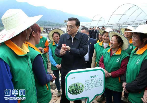 During his inspection tour of the province from April 24 to 26, the premier visited an earthquake memorial hall, leaving flowers for the victims and paying a silent tribute.