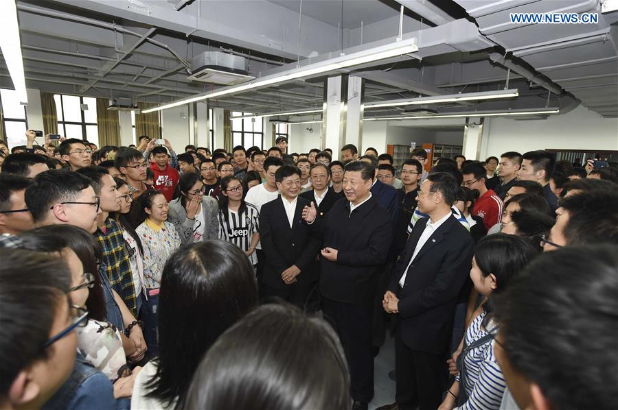 HEFEI, April 27, 2016 (Xinhua) -- Chinese President Xi Jinping talks with students in the library at University of Science and Technology of China in Hefei, east China