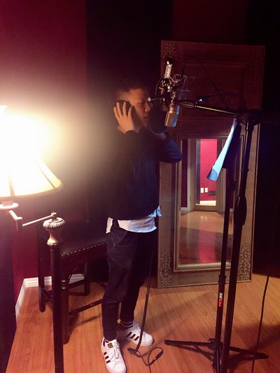 周深美国录制新歌 美食美景之旅显吃货本质_