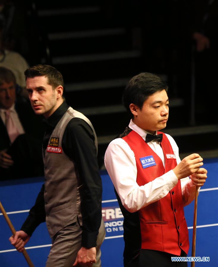 SHEFFIELD, May 3, 2016 (Xinhua) -- Ding Junhui (R) of China competes during the final against Mark Selby of England at the World Snooker Championship 2016 at the Crucible Theatre in Sheffield, England on May 2, 2016. (Xinhua/Han Yan)