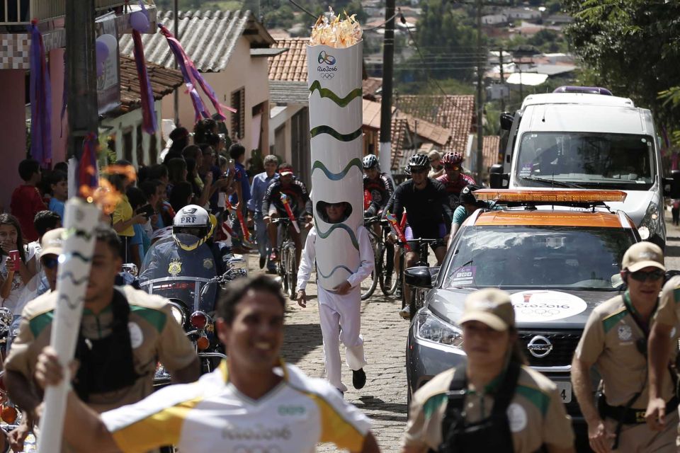 La antorcha ol&iacute;mpica viaja desde Brasilia hasta An&aacute;polis