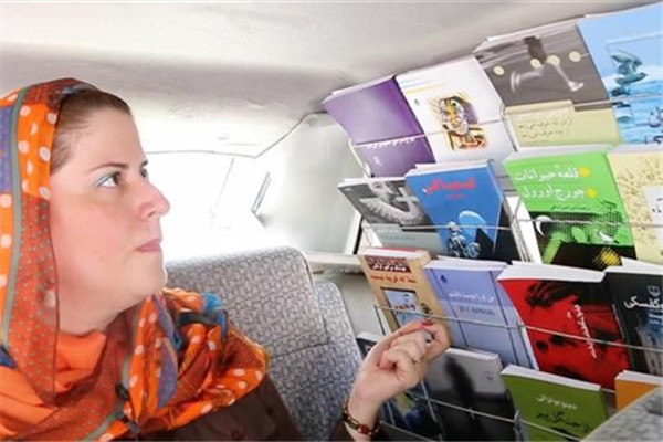 Book-loving couple launch mobile bookstore.
