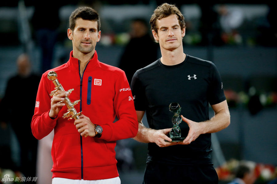 Novak Djokovic (left) and Andy Murray (right) receive their trophies after the final of the Madrid Masters on May 8, 2016. [Photo: sports.sina.com.cn]