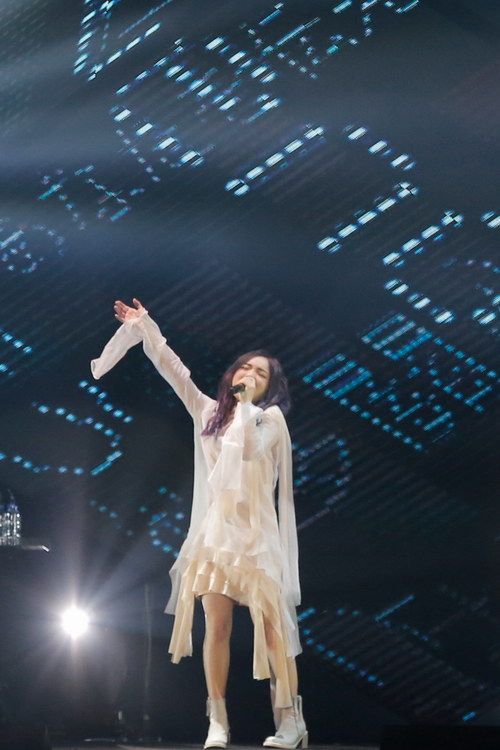 徐佳莹香港演唱会热力四射 苦练粤语歌献给歌