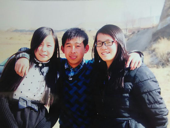 燕桃梅的幸福三兄妹一起拍照