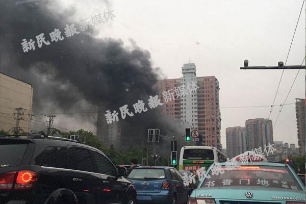 上海四平路一公交车自燃 现场浓烟滚滚暂无人