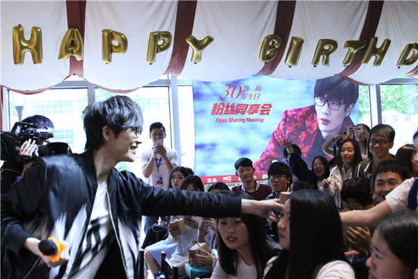 许嵩30岁生日会自制蛋糕赠歌迷 新歌将发布_综
