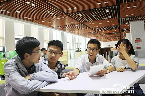 线上互动，欧博娱乐线下交流，同学们遇到徐川老师有说不完的话。