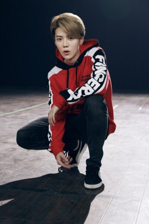 鹿晗《冒险时间》练习室版MV上线 展精湛舞技