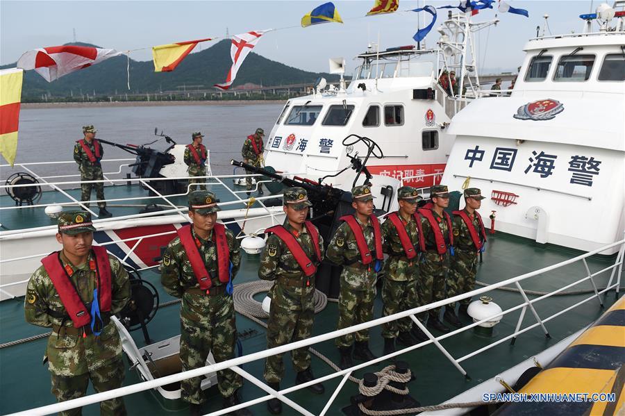  ZHEJIANG, mayo 31, 2016 (Xinhua) -- Soldados parmanecen en un buque de la Guardia Costera durante la ceremonia de lanzamiento de la misi&oacute;n de seguridad mar&iacute;tima para la Cumbre del Grupo de los 20 (G20) 2016, en la provincia de Zhejiang, en el este de China, el 31 de mayo de 2016. M&aacute;s de 300 miembros de la Guardia Costera asistieron el martes a la ceremonia.(Xinhua/Huang Zongzhi)