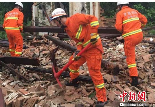 海南文昌市遭龙卷风袭击 当地政府紧急救援_新