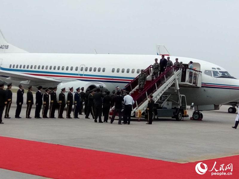 搭载中国维和战士申亮亮灵柩专机抵达长春(组