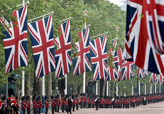 Guardsmen line the Mall for the annual Trooping the Colour ceremony in central London, Britain June 11, 2016. Trooping the Colour is a ceremony to honour Queen Elizabeth