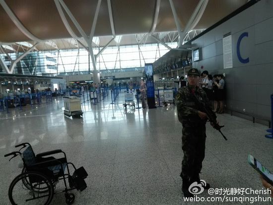 上海浦东机场T2出发层疑似发生爆炸 有响声烟