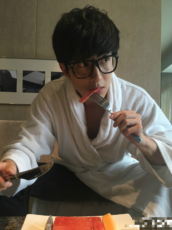 污妖王世子再发功!薛之谦吃西瓜竟然抠出个字