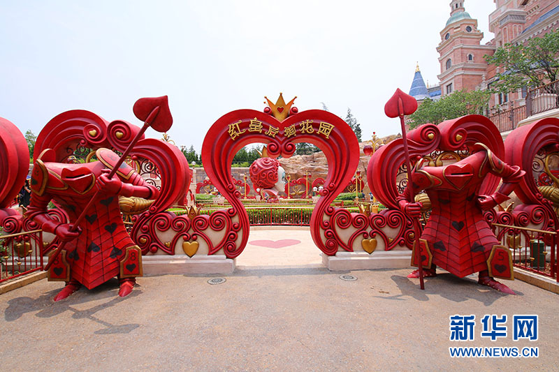 爱丽丝梦游仙境里的红桃皇后,白皇后,爱丽丝,疯帽子都是谁演的