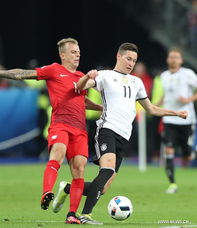 PARIS, June 17, 2016 (Xinhua) -- Julian Draxler(R) of Germany competes during the Euro 2016 Group C soccer match between Germany and Poland in Paris, France, June 16, 2016. (Xinhua/Bai Xuefei)