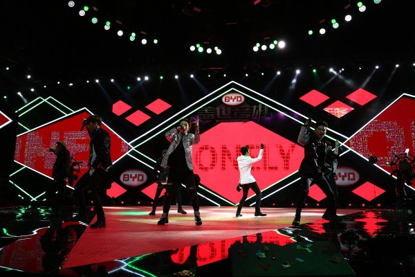  盖世英雄  打造神曲 王力宏鸟叔偏爱网红大长腿