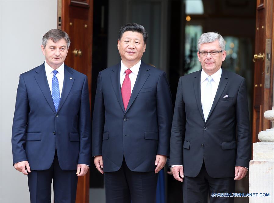 El presidente de China, Xi Jinping (c), se re&uacute;ne con Marek Kuchcinski (i), presidente de la c&aacute;mara baja del Parlamento polaco (Sejm), y con el presidente del Senado polaco, Stanislaw Karczewski (d), en Varsovia, Polonia, el 20 de junio de 2016. (Xinhua/Yao Dawei)