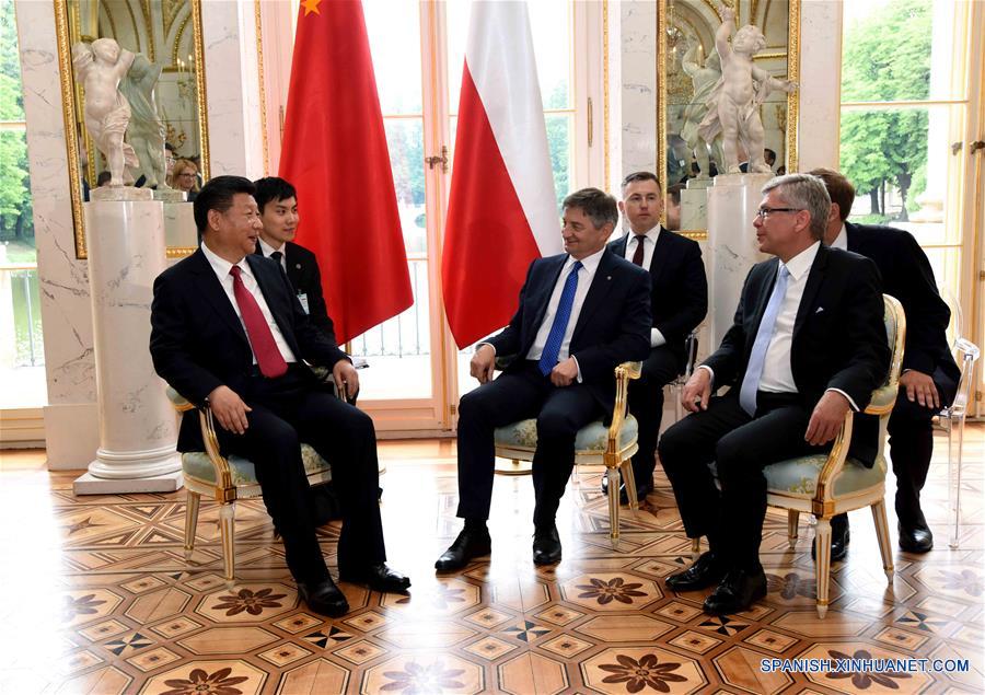El presidente de China, Xi Jinping (c), se re&uacute;ne con Marek Kuchcinski (i), presidente de la c&aacute;mara baja del Parlamento polaco (Sejm), y con el presidente del Senado polaco, Stanislaw Karczewski (d), en Varsovia, Polonia, el 20 de junio de 2016. (Xinhua/Yao Dawei)