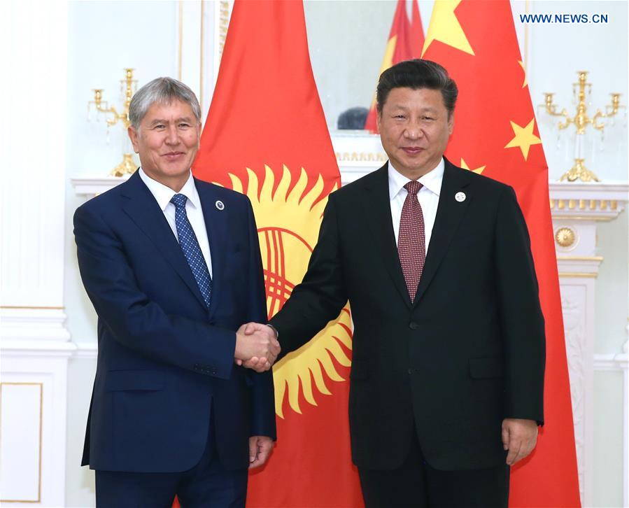 Chinese President Xi Jinping (R) meets with Kyrgyz President Almazbek Atambayev in Tashkent, Uzbekistan, June 24, 2016.