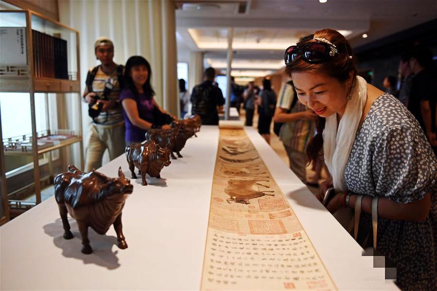 The Museum has held a cultural lecture event to show its souvenirs on the MS Ovation of the Seas -- the cruise line