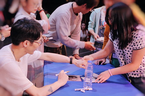 侯磊《过客》海上首唱 诠释回忆收获满分热情